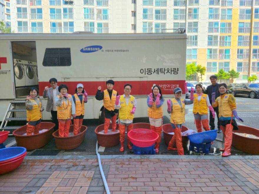 5.11.-양주2동 적십자봉사회, 어버이날 맞아 ‘찾아가는 이불 세탁 봉사’ 펼쳐.jpg