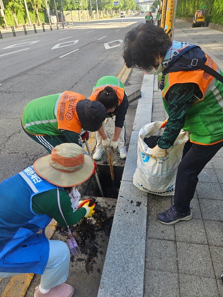7.신곡2동(신곡2동,+자율방재단과+여름철+집중호우+대비+빗물받이+청소+실시)2.jpg