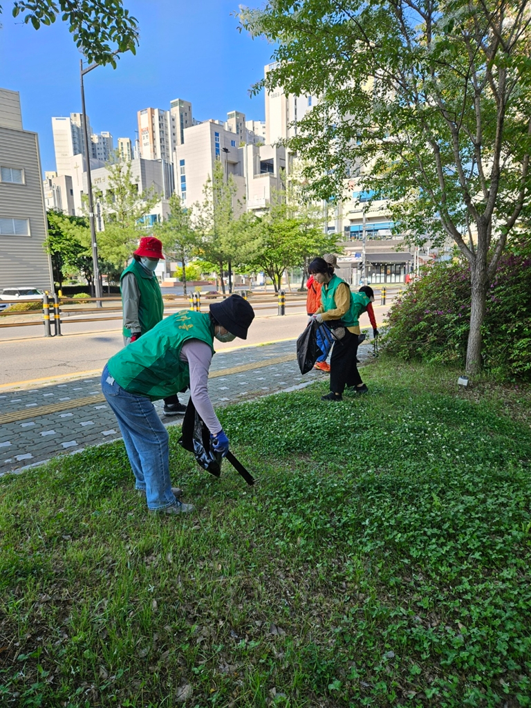 9.송산3동+자치민원과(송산3동+새마을부녀회,+‘공원입양+환경정화활동’+실시)2.png