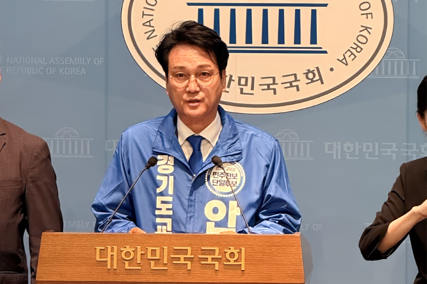 (사진1) 안민석캠프_선생님이_두려움없이_가르치는_학교_만들겠다_정근식과_스승의날_공동선언_0515.jpg