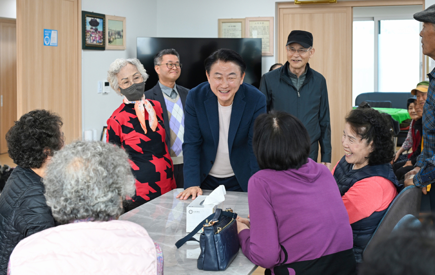 첨부2_장애인가족지원센터에 방문한 김동근 의정부시장.JPG