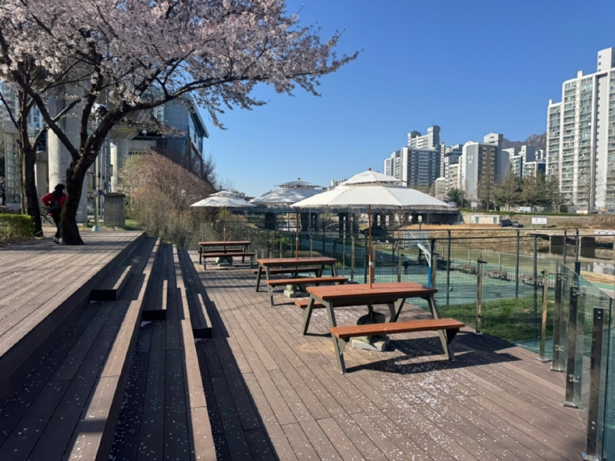 1.생태하천과(의정부시,+발곡역+중랑천변에+음악정원+데크쉼터+조성)2.jpg