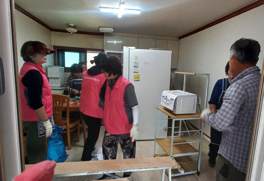 7-3 포천시 영북면 지역사회보장협의체  주거취약계층 주거환경 개선 봉사 실시3.jpg