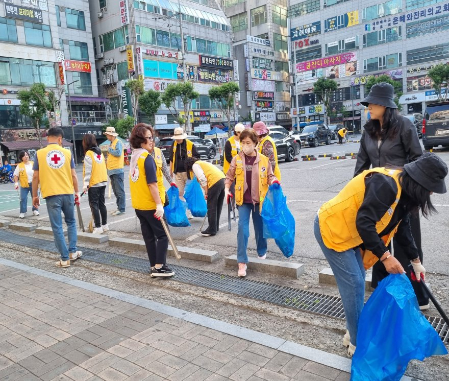 10. 대한적십자사 동두천시봉사회, 봄맞이 환경정화 나서(2).jpg