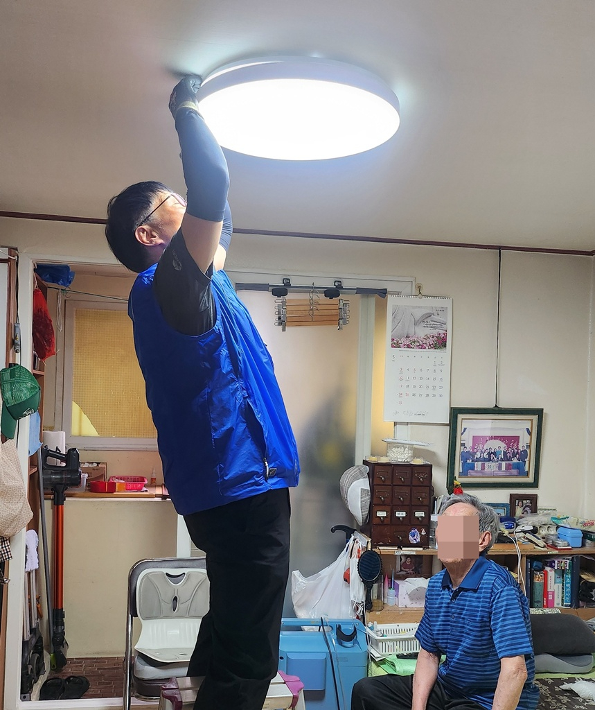 10.송산2동(송산2동,+거동+불편+어르신+리모컨+LED등+지원)2.jpg