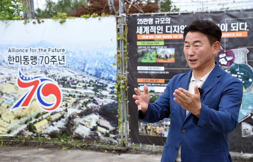 첨부2_CRC 앞에서 설명하는 김동근 의정부시장 후보.JPG