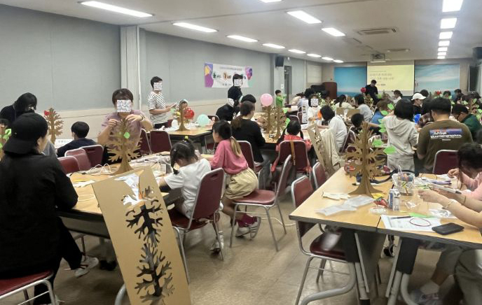 3. 동두천시가족센터, 가정의 달 맞이‘가족사랑 3D나무 만들기’진행.jpg