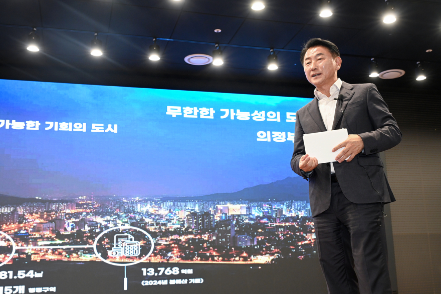 첨부2_기업유치 설명회를 진행하고 있는 김동근 의정부시장.jpg