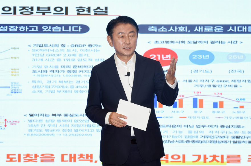 첨부2_의정부역세권사업을 설명하는 김동근 의정부시장.JPG