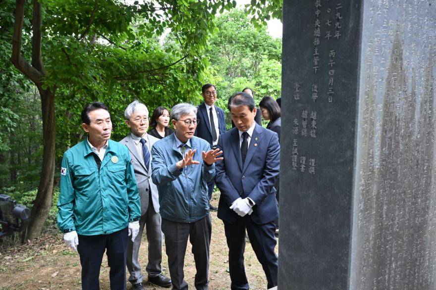 4-2 포천시, 6·10만세운동 100주년 독립유공자 묘소 참배… 보훈 복지 확충 건의(오른쪽 권오을 국가보훈부 장관.jpg