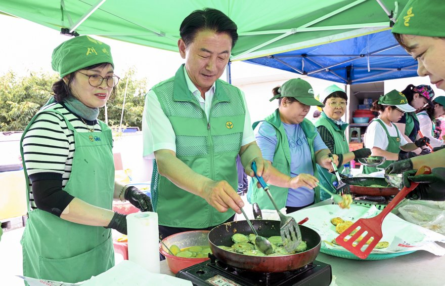 1.자치행정과(의정부시+새마을회,+제16회+새마을의+날+맞이+효도잔치음식+나눔+행사+개최)(성욱주사님)1.JPG