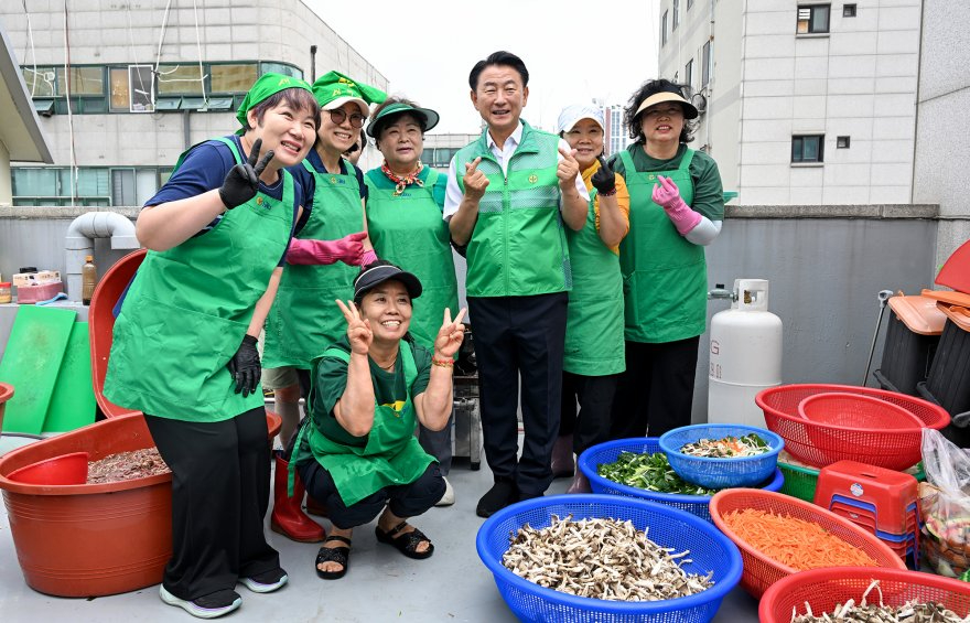 1.자치행정과(의정부시+새마을회,+제16회+새마을의+날+맞이+효도잔치음식+나눔+행사+개최)(성욱주사님)2.JPG