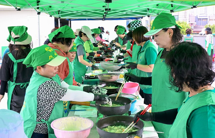 1.자치행정과(의정부시+새마을회,+제16회+새마을의+날+맞이+효도잔치음식+나눔+행사+개최)(성욱주사님)3.JPG