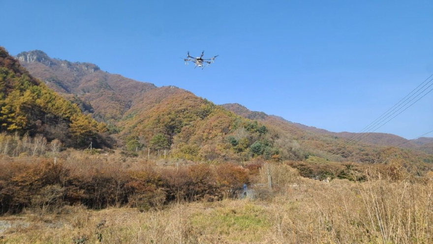 4 포천시, 양돈농가 아프리카돼지열병 차단 위한 멧돼지 기피제 드론 살포.jpg