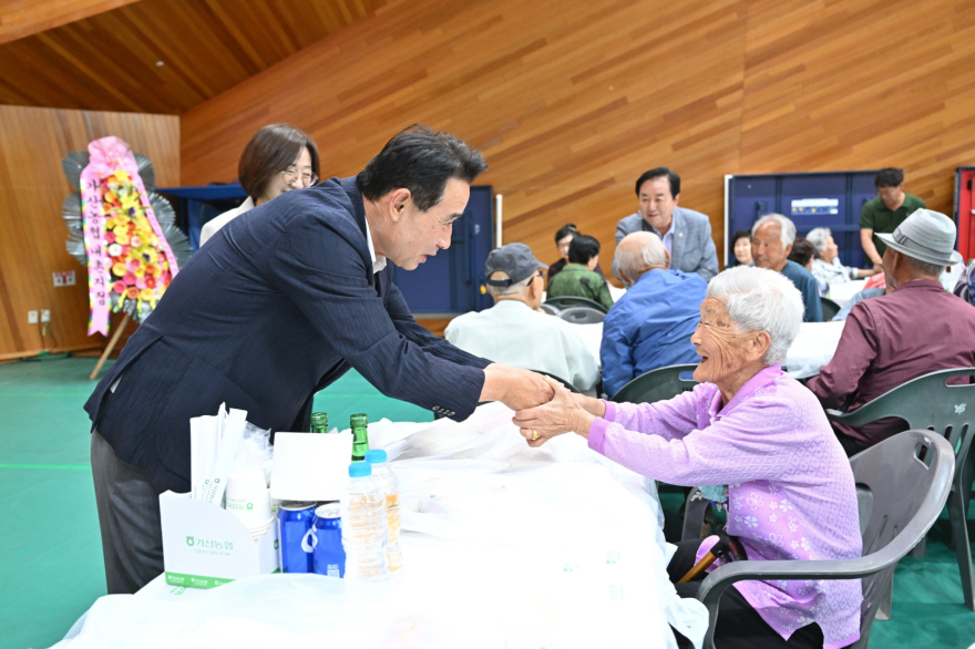 10-3 내촌면, 어르신을 위한 내촌면 효도잔치 성료.jpg