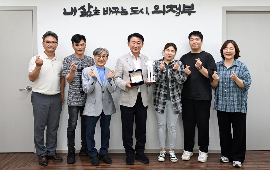 장애인복지과(의정부시+장애인직업재활시설+드림랜드,+김동근+시장에게+장애인자립지원+공로+감사패‧3D+피규어+전달).JPG