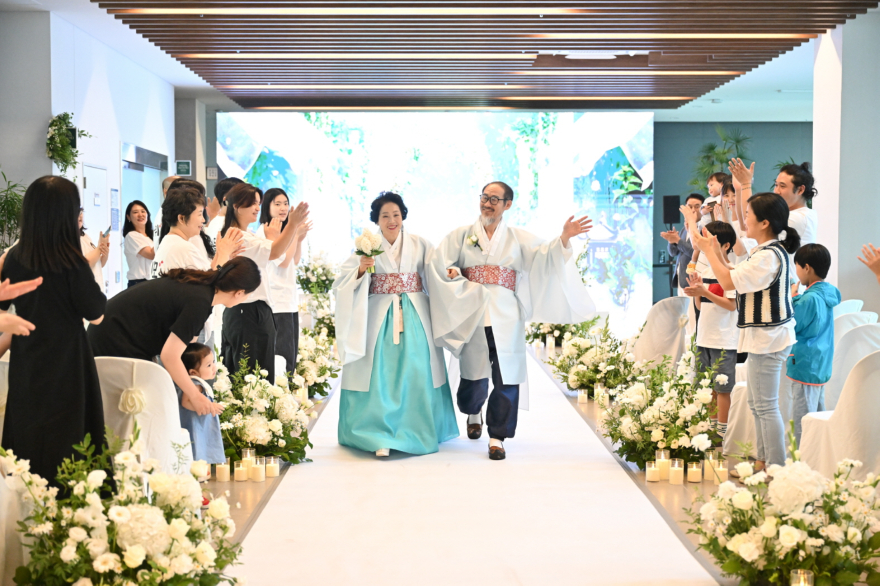 4-2 더 큰 행복 포천시가족센터, 황혼부부 리마인드 웨딩 파티‘가족의 역사, 오늘 다시 쓰다’ 성황리 마무리.jpg
