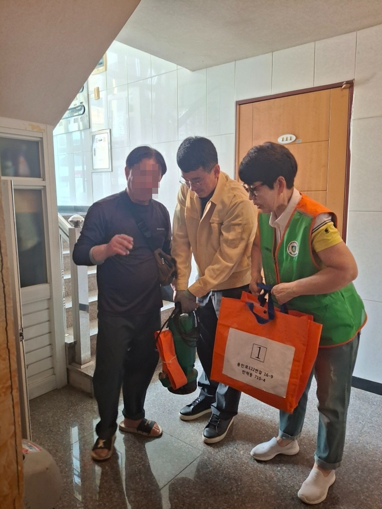 10.송산2동(“비+오기+전에+먼저+갑니다”…송산2동,+침수+취약가구에+배수펌프+사전+배치)2.jpg