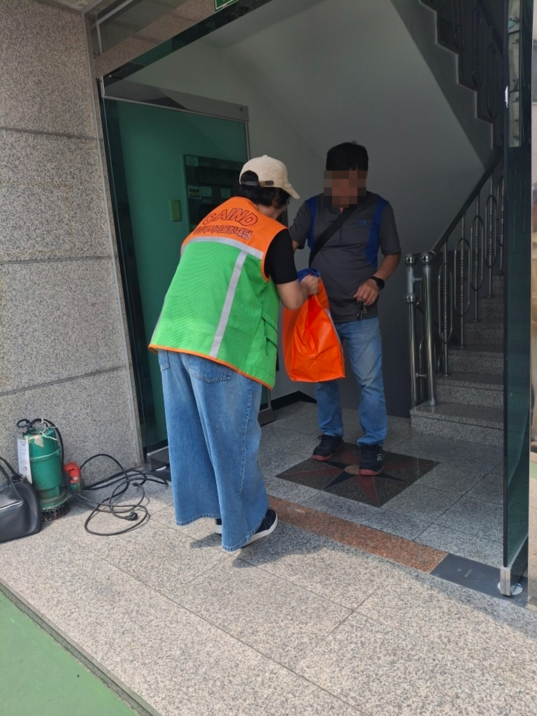 10.송산2동(“비+오기+전에+먼저+갑니다”…송산2동,+침수+취약가구에+배수펌프+사전+배치)4.jpg