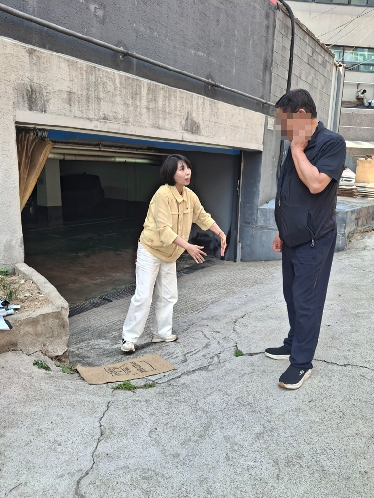 10.송산2동(“비+오기+전에+먼저+갑니다”…송산2동,+침수+취약가구에+배수펌프+사전+배치)5.jpg
