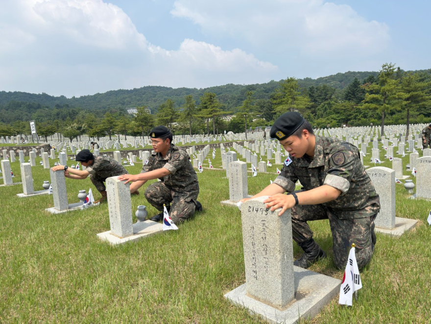 6.11.(목), 수기사 장병들이 국립서울현충원에서 묘역을 정비하고 있다.(사진제공 = 중사 최윤영) (3).jpg