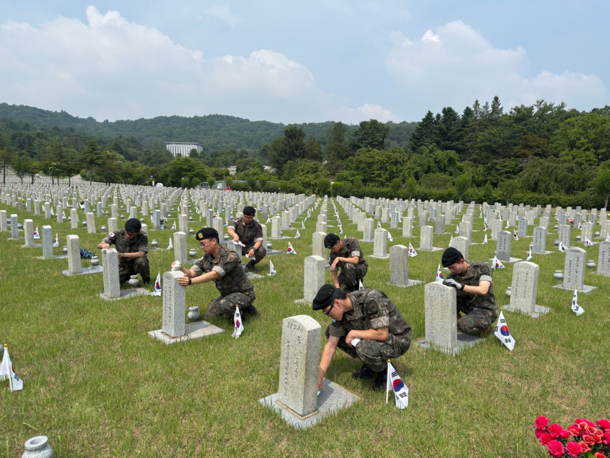 6.11.(목), 수기사 장병들이 국립서울현충원에서 묘역을 정비하고 있다.(사진제공 = 중사 최윤영) (2).jpg