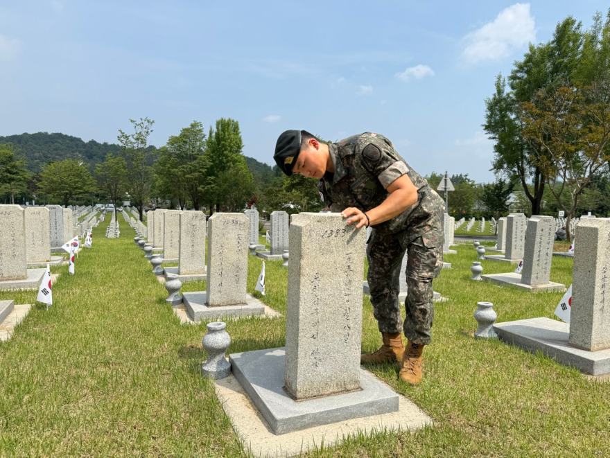 6.11.(목), 수기사 장병들이 국립서울현충원에서 묘역을 정비하고 있다.(사진제공 = 중사 최윤영) (1).jpg