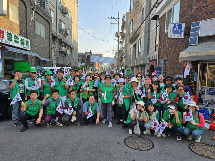 10.의정부2동(의정부2동+새마을지도자협의회‧부녀회,+태극기+거리+빗물받이+정화활동+실시)1.jpg