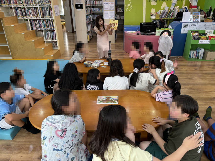 10-1 포천시종합사회복지관  이동작은도서관 자조모임(L.E.D.)과 '우리  함께' 프로그램 본격 운영1.jpg