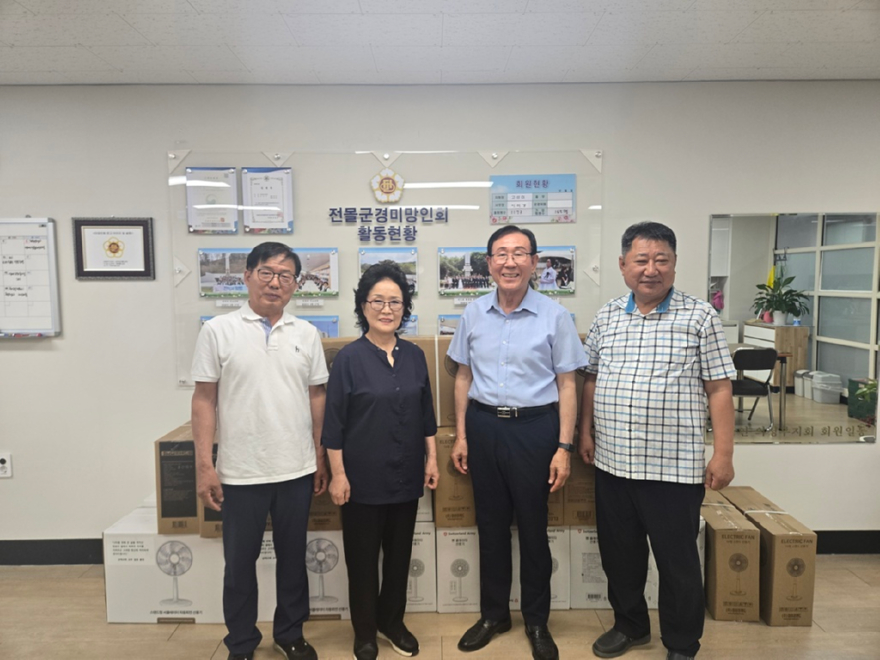 2.복지정책과(의정부시+삼애교회,+전몰군경미망인회+위문품+전달).jpg