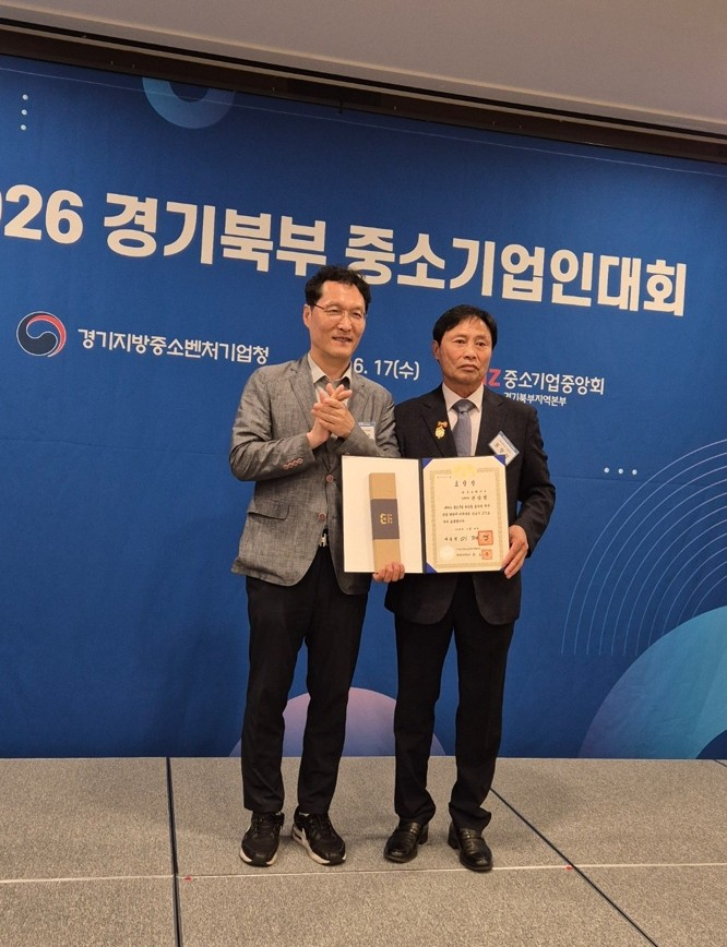 6.19.-양주시 소재 ㈜크로바가구 권양섭 대표, 대통령표창 수상.jpg