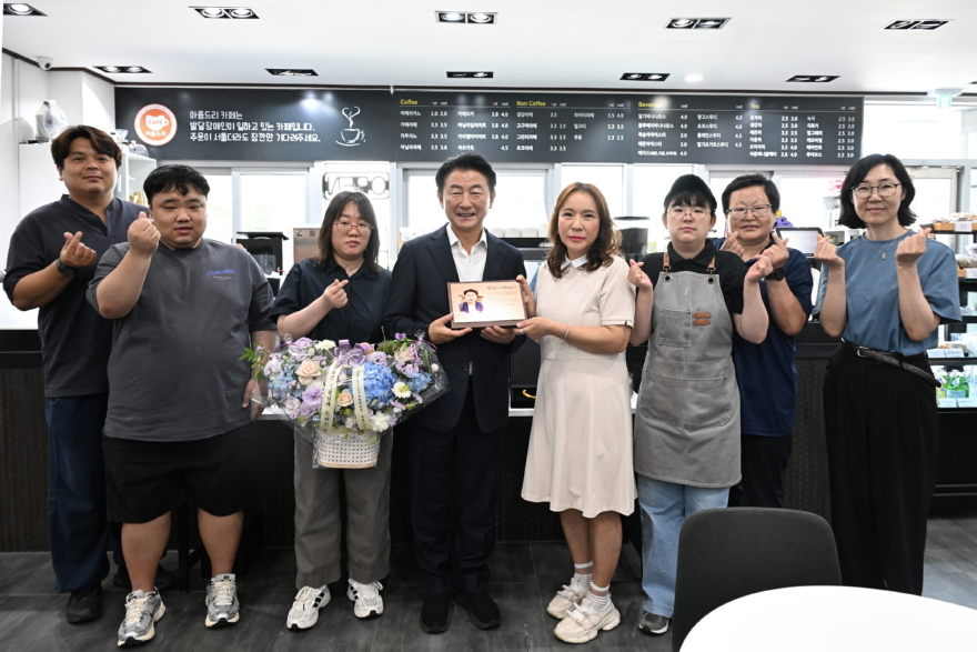장애인복지과(사단법인+세움공동체,+김동근+의정부시장에게+장애인+복지+증진+감사패+전달).jpg