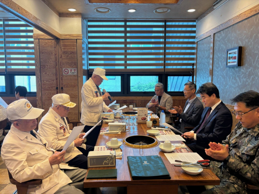 5-3 포천시 송우중앙감리교회, 호국보훈의 달 맞아 소흘읍 6·25 참전유공자 격려 오찬(말씀하시는분 참전유공자 소흘읍분회 회장송태원, 가운데 양복 오세우 목사).jpg