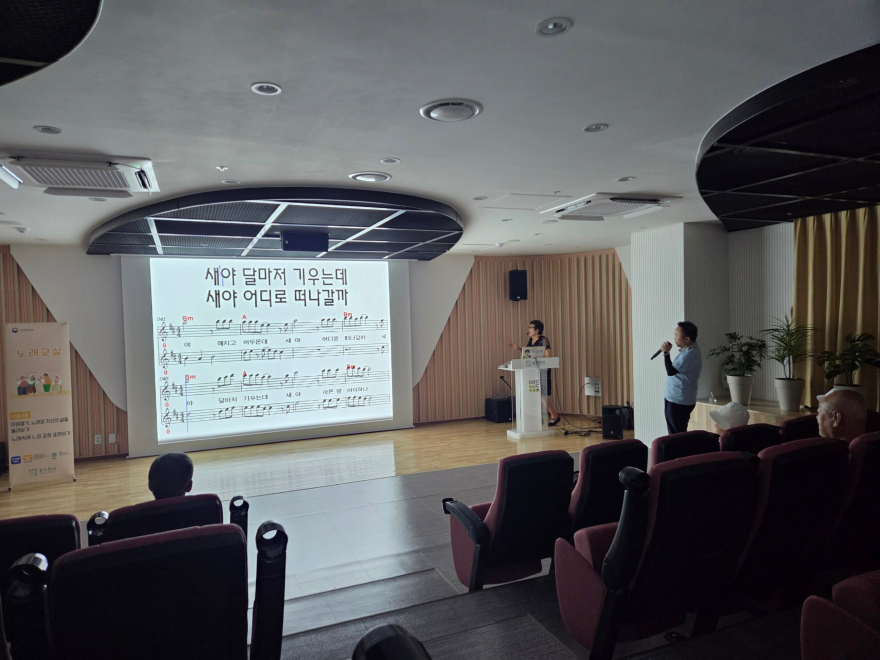 5. 「고독·고립 예방 및 관리 사업」 ‘타로교육,‘노래교실’성황리 개최_1.jpg