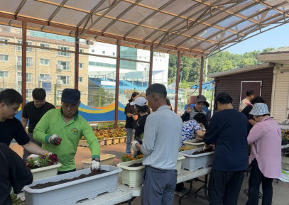 9. 동두천시 생연1동 주민자치회, 주민자치 특색사업 꽃 화분 80개 식재.jpg