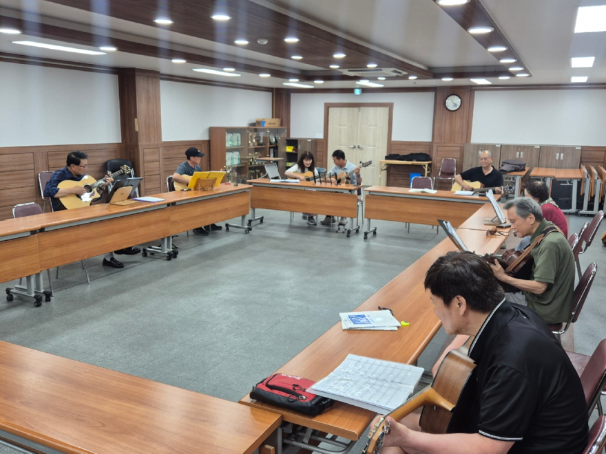 6. 디지털 시대를 깨우는 아날로그 선율, 불현동 주민자치센터 ‘기타교실’눈길.jpg