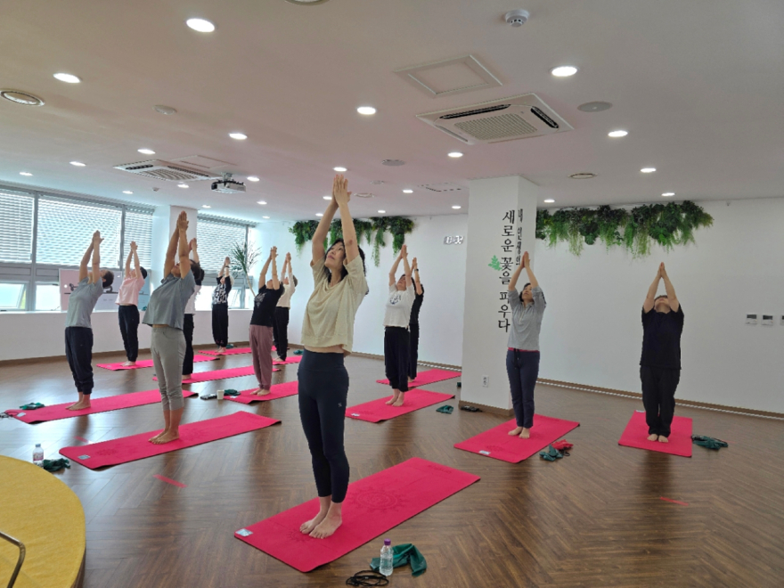 7.6.-양주 서부건강생활지원센터, 중년 여성 요가교실 성료…골격근 늘고 체지방 줄었다2.jpg