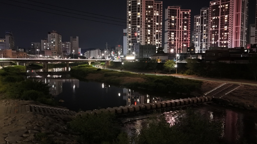 2.생태하천과(의정부시,+주민이+만든+빛…중랑천+징검다리+야간+안전+밝혀)1.jpg