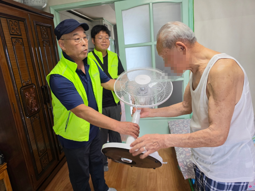 4. 생연1동 지역사회보장협의체 취약계층에 선풍기 지원.jpg
