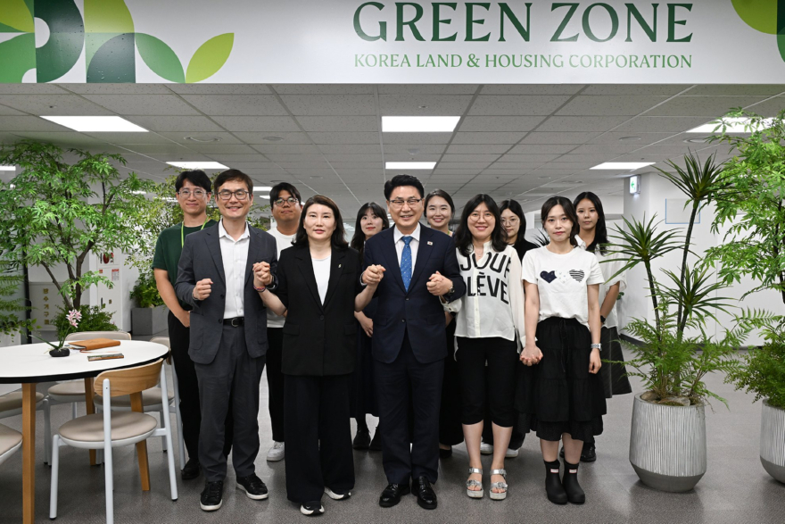 1.기업투자유치과(김원기+의정부시장,+첫+유관기관+행보로+LH+찾아+지역+상생+시동)2.JPG