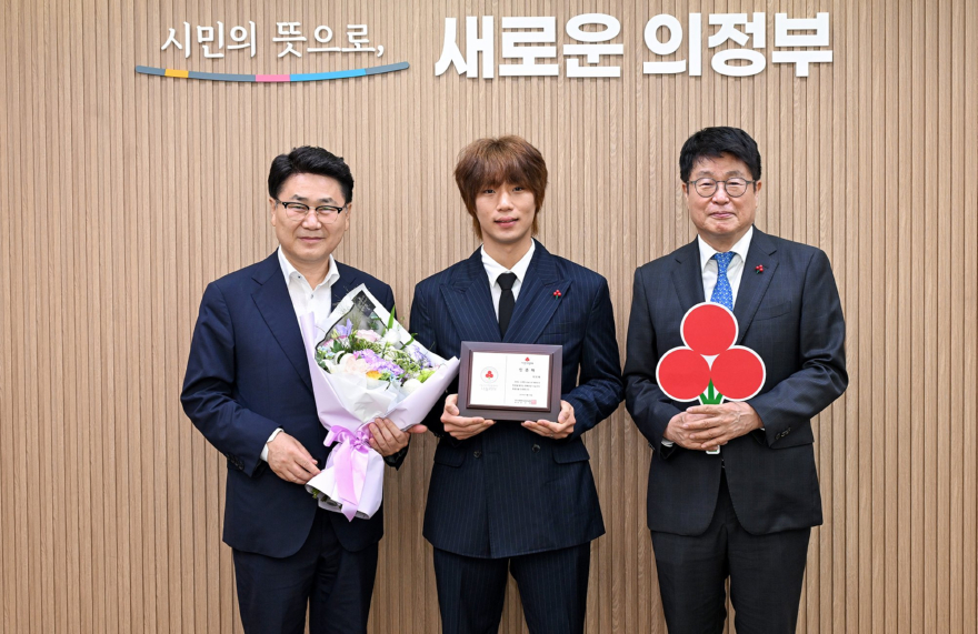 1.복지정책과(싱어게인4+우승자+이오욱,+의정부시+저소득+청소년+위해+성금+500만+원+기부)2.JPG