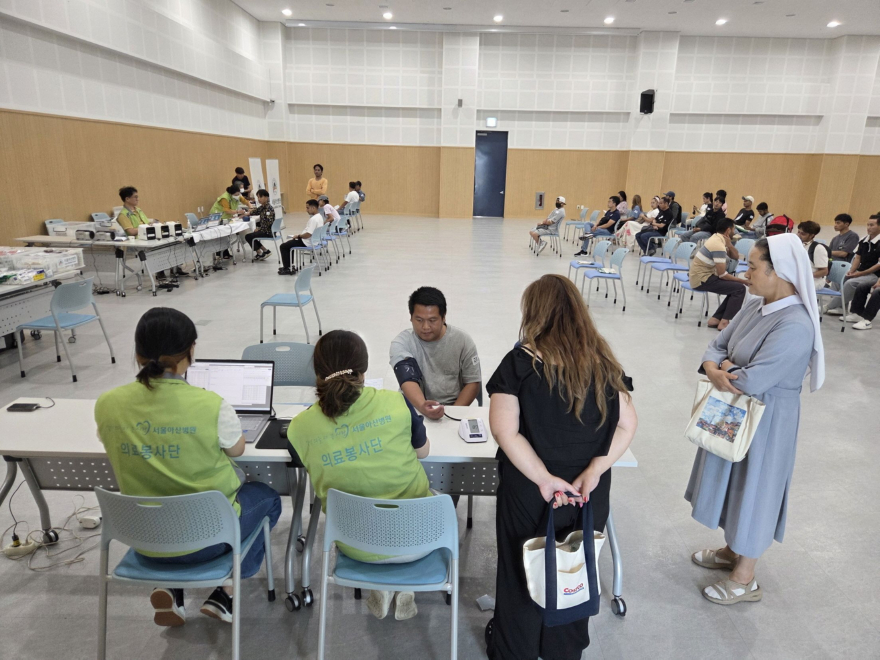 5-1 포천시, 서울아산병원과 함께 포천외국인주민지원센터에서 ‘사랑의 의료봉사’ 펼쳐1.jpg