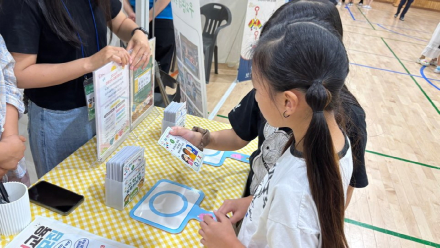 12-4 더 큰 행복 포천시가족센터, 선단초등학생들에게 '다름을 이해하고 존중하는 마음' 체험 나눔4.jpg