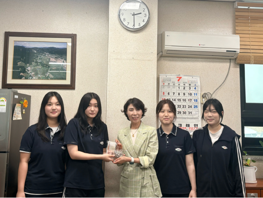 11.송산2동(작은+나눔이+만든+큰+행복…부용고+2학년,+아나바다+운동+수익금+송산2동에+기부)2.jpg