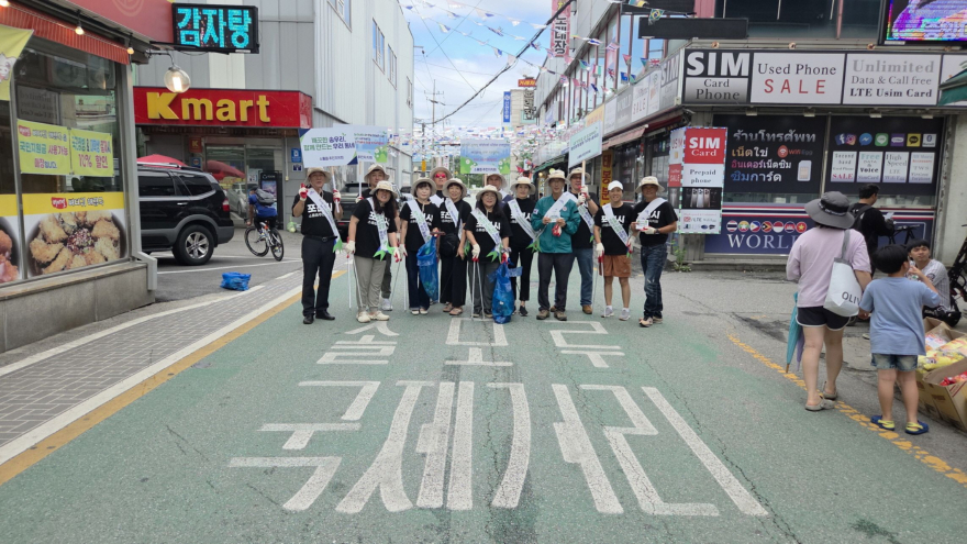 13-2 포천시 소흘읍주민자치회  '깨끗한 송우리  함께 만드는 국제거리' 거리환경개선 캠페인 실시3.jpg