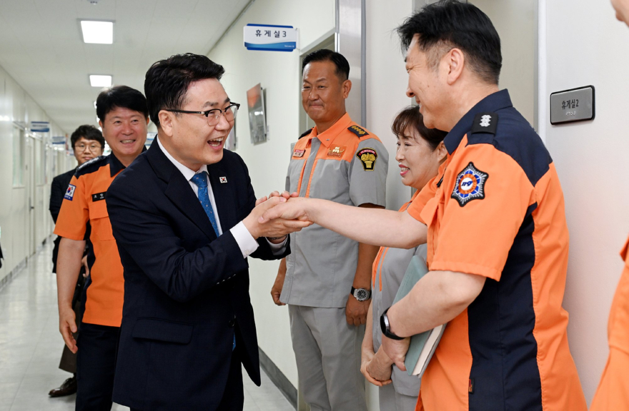 1.자치행정과(김원기+의정부시장,+경기북부소방재난본부‧의정부소방서+방문…재난+안전+협력+강화)2.JPG
