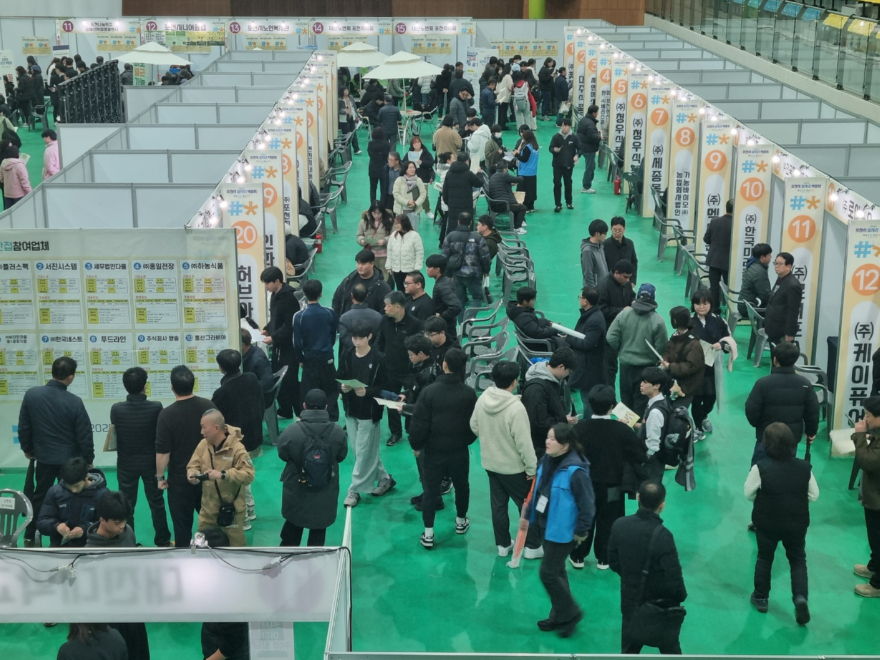 1 포천시, 2025년 중장년 고용률 ‘경기도 1위’…지역 일자리 경쟁력 입증(일자리박람회).JPG