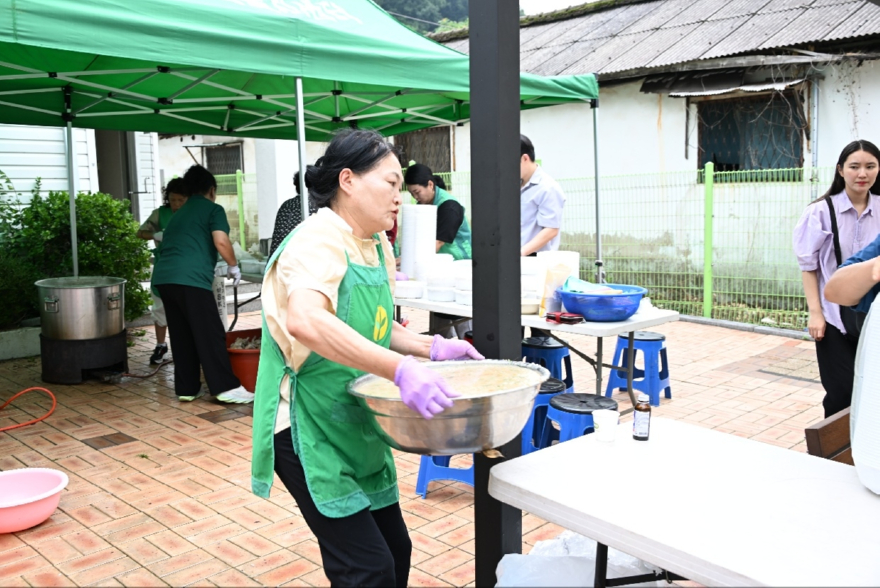 9. 동두천시 보산동 새마을부녀회 복맞이 삼계탕 나눔(2).jpg