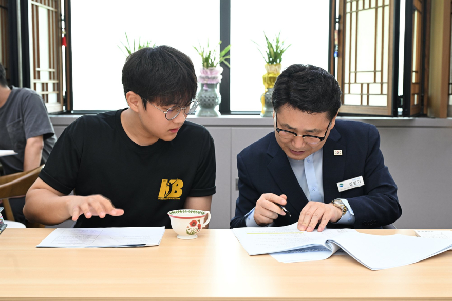 1.교육청소년과(김원기+의정부시장,+고등학생들의+7가지+정책+제안에+귀+기울이다)3.JPG