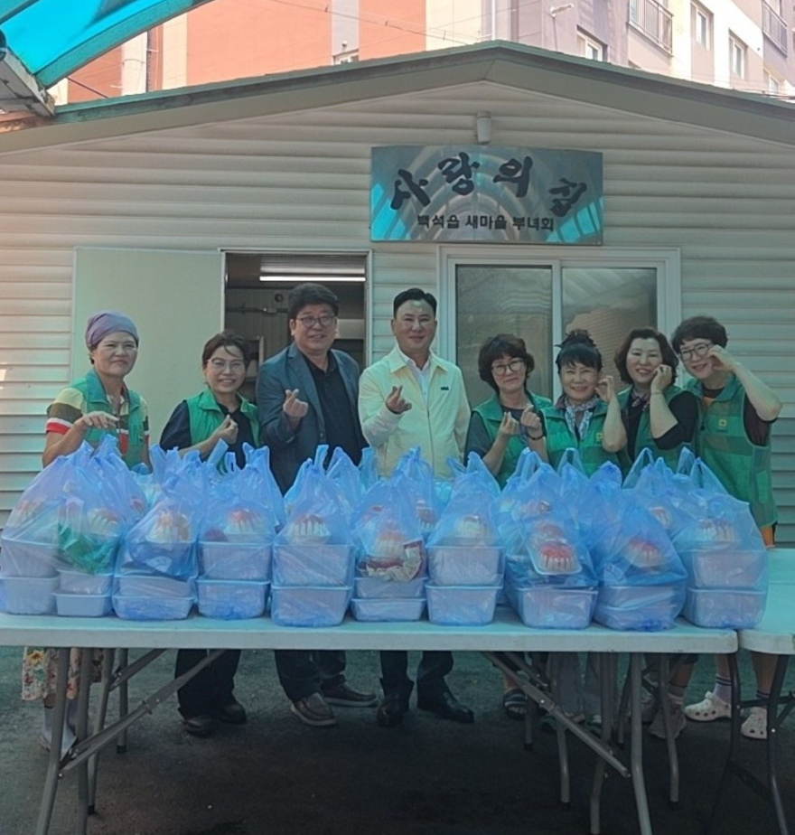 7.27.-백석읍 새마을부녀회, 폭염 속 재가노인 반찬 나눔 봉사…취약계층 건강 살펴.jpg